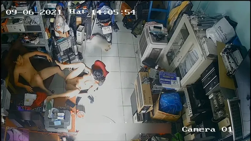 Vợ ông xã địt nhau trong của hàng máy tính