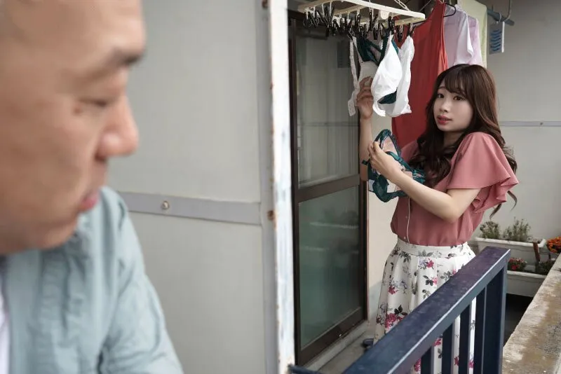 Gã nhà sát bên chuyên soi mói và cặp bà xã anh xã thường xuyên rên la quá to