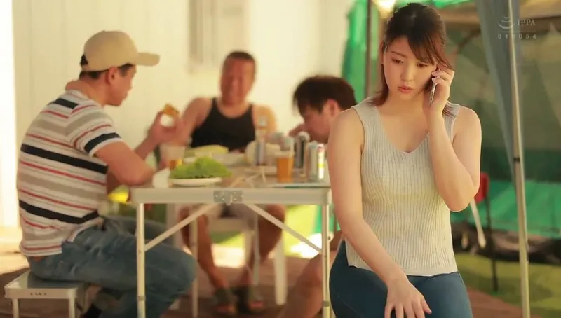 Gã chồng khờ để vợ yêu tham gia sự kiện cắm trại với mấy gã nhà đối diện và cái kết