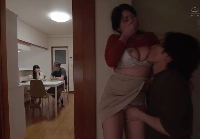 Má trộm nhìn bà xã ông chồng con gái xoạc nào ngờ con rể nhìn thấy