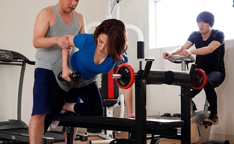 Gã chồng phát hiện cô vợ ngoại tình với huấn luyện viên thể hình