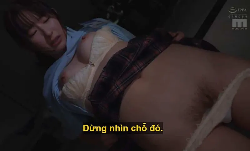 Ông chủ lập mưu "lên giường" với ả nhân viên kiêu kỳ lười nhác, suốt ngày chỉ chăm chăm tán gẫu cùng người yêu qua tin nhắn.