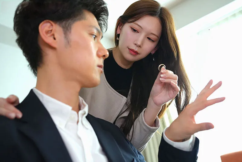 Bà xã đi đi chơi, gã chồng ở nhà bị nhỏ em người vợ gạ trả bài không trượt phát nào