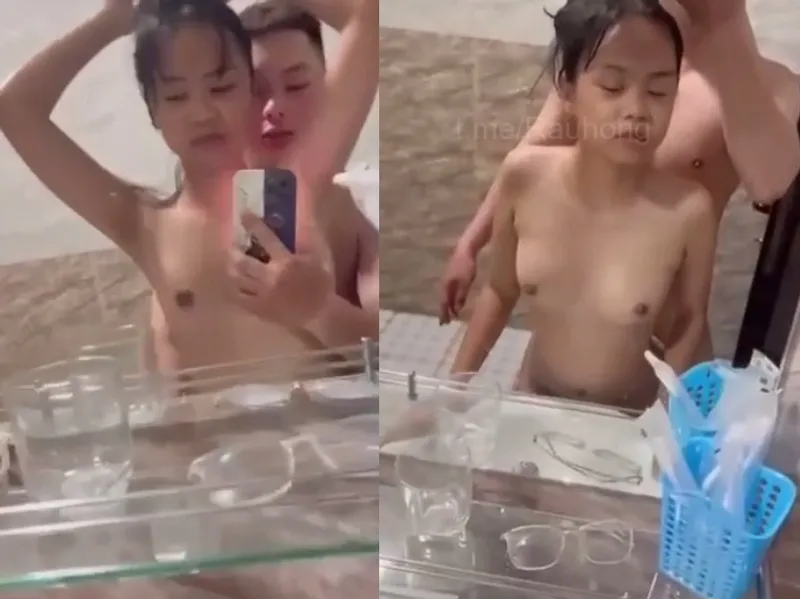 Dáng mảnh em cùng anh bồ địt trước gương quay kỉ niệm